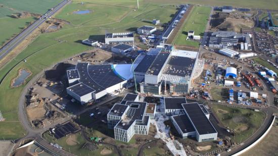Flygbild över ESS-bygget i Lund, tagen i december 2020. Anläggningen väntas börja leverera forskning 2023.