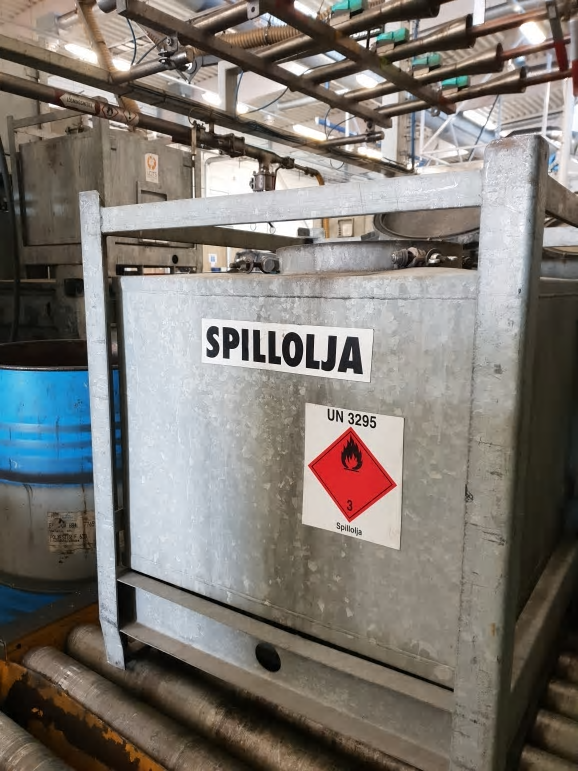 Lots-behållare för spillolja.