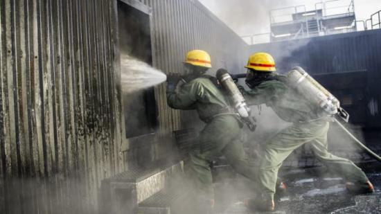 PFAS (per- och polyfluorerade alkylsyror) är en hel grupp av syntetiska ämnen som är vanligt förekommande i bland annat klädimpregnering, ytbehandling, rengöring och olika typer av släckskum.