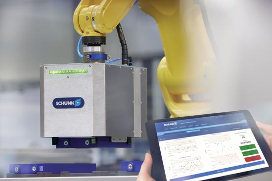 De intelligenta gripdonet från SCHUNK för battericeller bestämmer alla geometriska och elektriska parametrar av lithiumjonceller som är relevanta för kvalitetsbesiktningen vid hantering. På så sätt bidrar det till ett viktigt bidrag till en intelligent batteriproduktion.