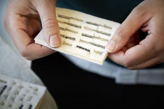 Den mörka tråden är cellulosatråden och den ljusare en kommersiell tillgänglig silverpläterad tråd som båda är elektriskt ledande. Forskarna har sytt in de båda trådarna separat i tyget, på ett särskilt sätt som ger textilen dess termoelektroniska egenskaper.