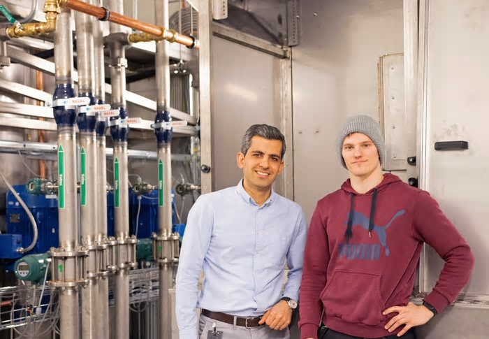 Doktoranderna i energisystem, Mohammad Jahedi och Robert Johansson, vid riggen.