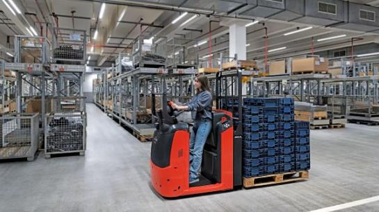 Nya l&aring;glyftande plocktrucken Linde N20 och N25