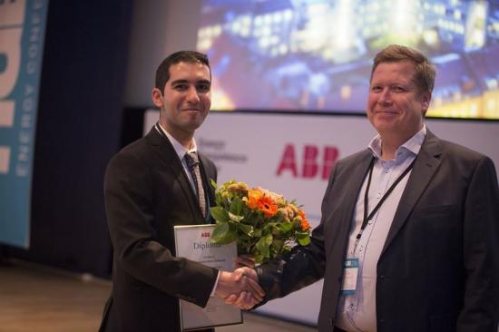 Amin Bahmani har tilldelats årets stipendium ur Gunnar Engströms ABB-stiftelse. Mikael Dahlgren, forskningschef på ABB Sverige, överlämnade stipendiet under HUB2016 i Västerås.