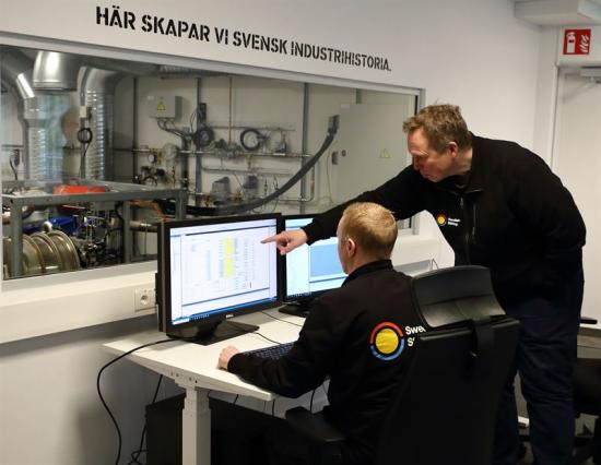 Vd Gunnar Larsson och tekniker Filip Franzén i Swedish Stirlings nya Stirlinglaboratorium.