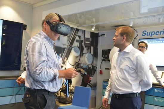Möjligheten att ta på sig Virtual Reality-glasögon och testa olika applikationer var ett mycket uppskattat inslag av roadshowen.