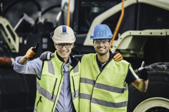 Joakim Käpynen, produktionsledare på Skanskas anläggning Vikan Kross och Uwe Müller, överordnad projektledare för Electric Site på Volvo CE.
