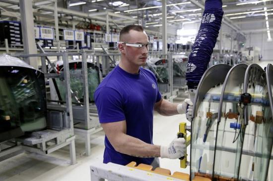 På Volkswagens fabrik i Wolfsburg har utrullningen av smarta 3D-glasögon till personalen påbörjats. Syftet med glasögonen är att underlätta orderplockningen och förbättra processäkerheten i produktionen.