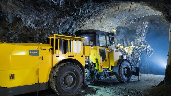 En Epiroc Boltec bergförstärkningsrigg med bulkresin-system.