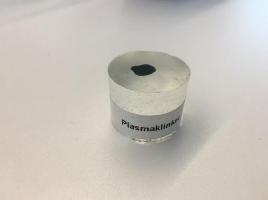 Klinker, själva råvaran i cement, har nu framställts på elektrisk väg med hjälp av plasma. Plasmatekniken innebär att gas hettas upp genom att blåsa den genom en elektrisk ljusbåge istället för uppvärmning med fossila bränslen. Tekniken ger en direkt minskning av koldioxidutsläppen och koncentrerar de återstående utsläppen så de enklare kan fångas in.