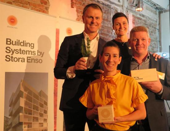 Bakre raden fr v Per Lyrvall, Sverigechef, Stora Enso och Cathrine Wallenius, Kommunikationschef, division Wood Products, Stora Enso. Främre raden fr v Jessika Szyber, Affärsutvecklingschef, Building Solutions, Stora Enso och Mikael Lindberg, Försäljningschef  Skandinavien, division Wood Products, Stora Enso. FOTO:  STORA ENSO
