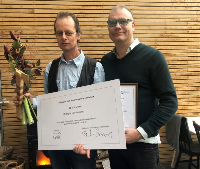 Småföretagare och skogsägare, men även teaterman och landsbygdsutvecklare. Mats Gustafsson (t v) får årets skogsvårdsstipendium av Stefan Brandt (t h), styrelseordförande, Stiftelsen Skånska Landskap.