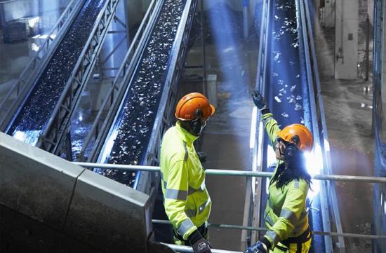 Samarbeten och tekniksprång är en förutsättning för ökad cirkularitet. Här en bild från Stena Nordic Recycling Center i Halmstad där avfall förädlas till nya resurser.