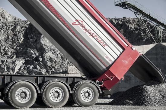 Mantellas bakåttippande semitrailer Stratosphere 3.0 bjuder kunderna ett chassi med samma vikt som en aluminiumram, men med överlägsna mekaniska egenskaper. Det har utmärkt slitstyrka, bättre utmattningsvärden och cirka 30 procent lägre vikt än tidigare trailerchassin.