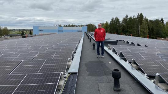 Juha Pentinmäki, Production & Distribution Manager, visar de nya solcellerna.