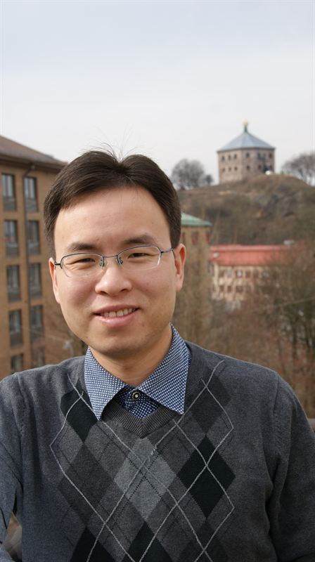 Xiao-Bing Zhang valde att doktorera i miljöekonomi vid Göteborgs universitet sedan han hittat professor Thomas Sterners bok om miljöpolitiska styrinstrument i kinesisk översättning i en universitetsbokhandel i Peking. Foto: Karin Backteman/Handelshögskolan