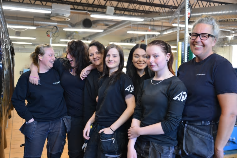 Annelie Pettersson, Victoria Lidsten, Jitka Havlik, Sara Glans, Nathalie Stolt, Hanna Abrahamsson och Madeleine Andersson – några av de tjejer som studerat plåt- och svetsteknik i Alingsås.