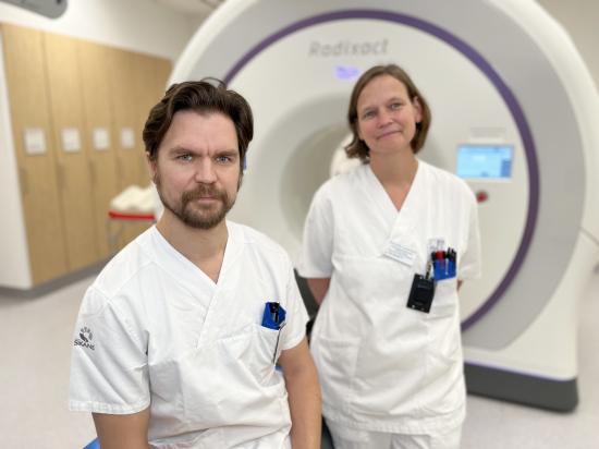 André &Auml;nghede Haraldsson, sjukhusfysiker och Petronella Lannerheim, onkologisjuksköterska är två av krafterna bakom införandet av den ny stråltekniken.