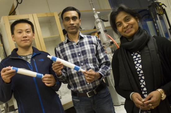 Aji Mathew biträdande professor vid Luleå tekniska universitet med sina <br />doktorander Peng Liu och Zoheb Karim med prototyper av nanofilter.