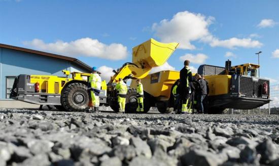De nyanlända Scooptram ST14 Battery och Minetruck MT42 Battery vid Agnico Eagles Kittilä-gruva. Batterierna levereras från Northvolt, som strävar efter minmalt miljöavtryck och högsta möjliga återvinning.