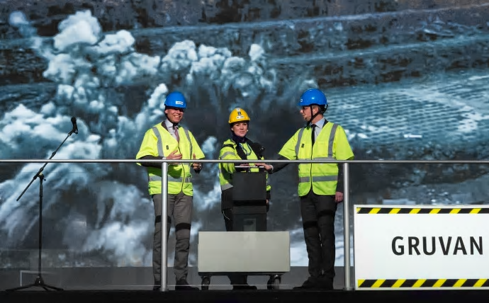 Christer Fuglesang, den första svenska rymdfararen, Anna Krigsman, sprängarbas Aitikgruvan och Mikael Damberg, närings- och innovationsminister, invigde den nya Gruvan under torsdagen på Tekniska Museet. Foto: Anna Gerdén, Tekniska Museet.