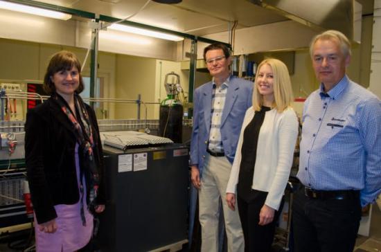 LTU-professor Marta-Lena Antti till vänster om saltbadsugnen och Richard Larker, Caroline Jonsson (Rototilt) och Gunnar Bålfors (Indexator Rotator Systems) till höger.