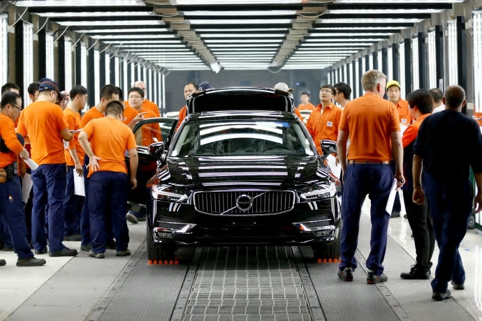 Pre-production of the new Volvo S90 in the Daqing manufacturing plant.