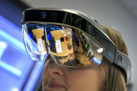 Jonna Bengtsson bär ett par VR-glasögon.