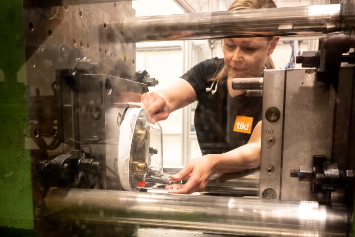 I fabriken i Bro, utanför Stockholm, arbetar man tvåskift för att möta den ökade efterfrågan på Tiki-masken. Tiki har utvecklats i Sverige för användning i krävande miljöer med högsta krav på skydd mot luftburna partiklar och bakterier.