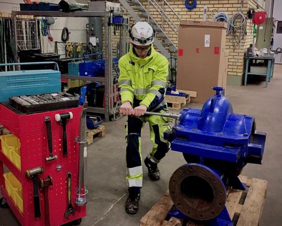 Hampus Jansson läser Industriprogrammet på Praktiska Gymnasiet &Ouml;rebro och är en av skolans elever som har en lärlingsanställning.