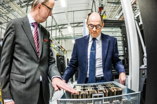 Niclas Andersson, teknisk chef på Nationellt superdatorcentrum och Jan-Ingvar Jönsson, rektor för Linköpings universitet undersöker åtta av totalt 480 GPU:er som sitter i Berzelius.