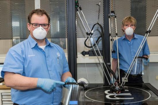 Volkswagen producerar visirhållare med 3D-skrivare.