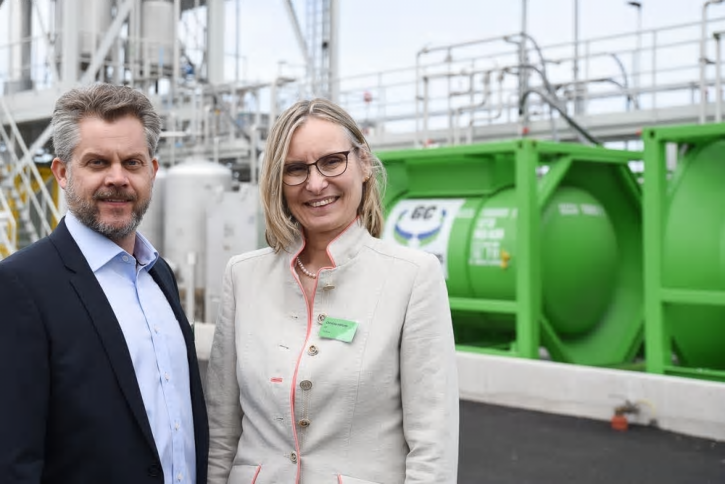 Christoffer Ronnerhall, filialchef Assemblin Industrirör i Göteborg, och CirChems vd Christina Hillforth.