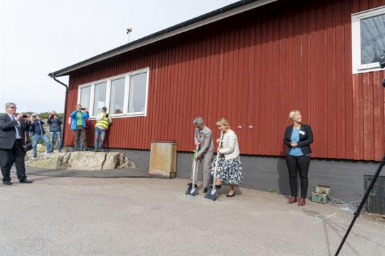 <span><span>Onsala rymdobservatorium. Första spadtaget tas av Lisbeth Schultze, länsöverdirektör, Länsstyrelsen i Västra Götaland och Lena Sommestad, landshövding i Hallands län.</span></span>