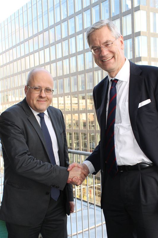 Mikael Staffas, vd och koncernchef Boliden, och Magnus Hall, vd och koncernchef Vattenfall, skakar hand.