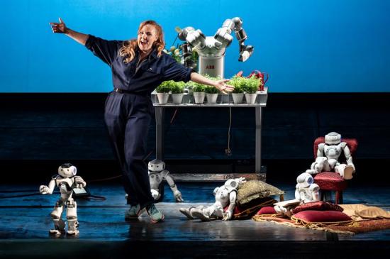 Sopranen Sofie Asplund tillsammans med ABBs YuMi-robotar.