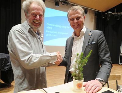 Fr v Ordförande i Aktiespararna Linköping Olof af Hammarcrona och Stora Ensos Sverigechef Per Lyrvall.