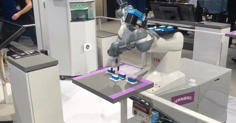 Jernbros AGV TC80 integrerad med en kollaborativ robot.