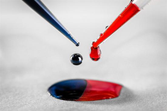 Den blå är den polymer som donerar elektroner medan den röda är det material som tar upp elektroner. Inget av dem är ledande i sin grundform, när de blandas samman övergår elektroner automatiskt från den blå donatorpolymeren till den röda acceptor-polymeren. Resultatet är fria rörliga laddningar i båda polymererna.