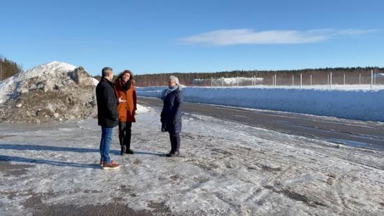 Stina Johansson och Helén Eriksson tillsammans med en ny etablerare i &Ouml;hns industriområde.
