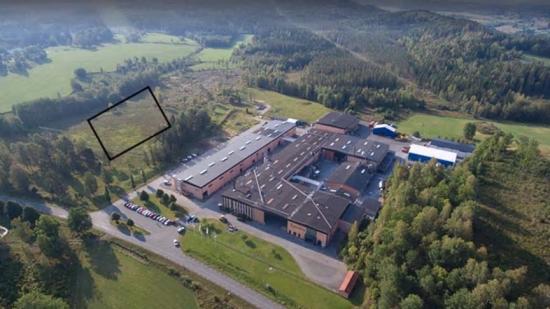 Solcellsparken, som kommer att vara i storleken motsvarande två fotbollsplaner, beräknas vara klar i juni 2021 för att möta sommarens solproduktion.